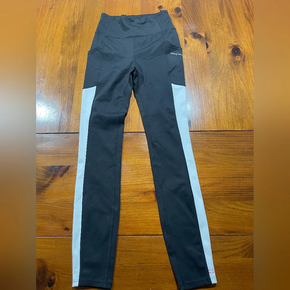 Mind Body Love Peace Love World Black‎ and White Athletic Pocket Leggings XXS